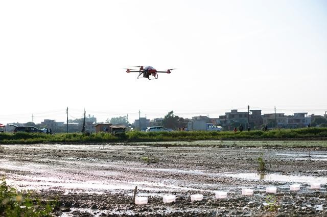 極飛農(nóng)業(yè)無(wú)人機(jī)播種 VS 人工撒種