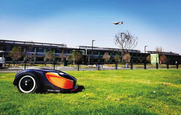 南京江北新區研發首個“零碳放”草坪機器人 自動除草效率提高50%以上